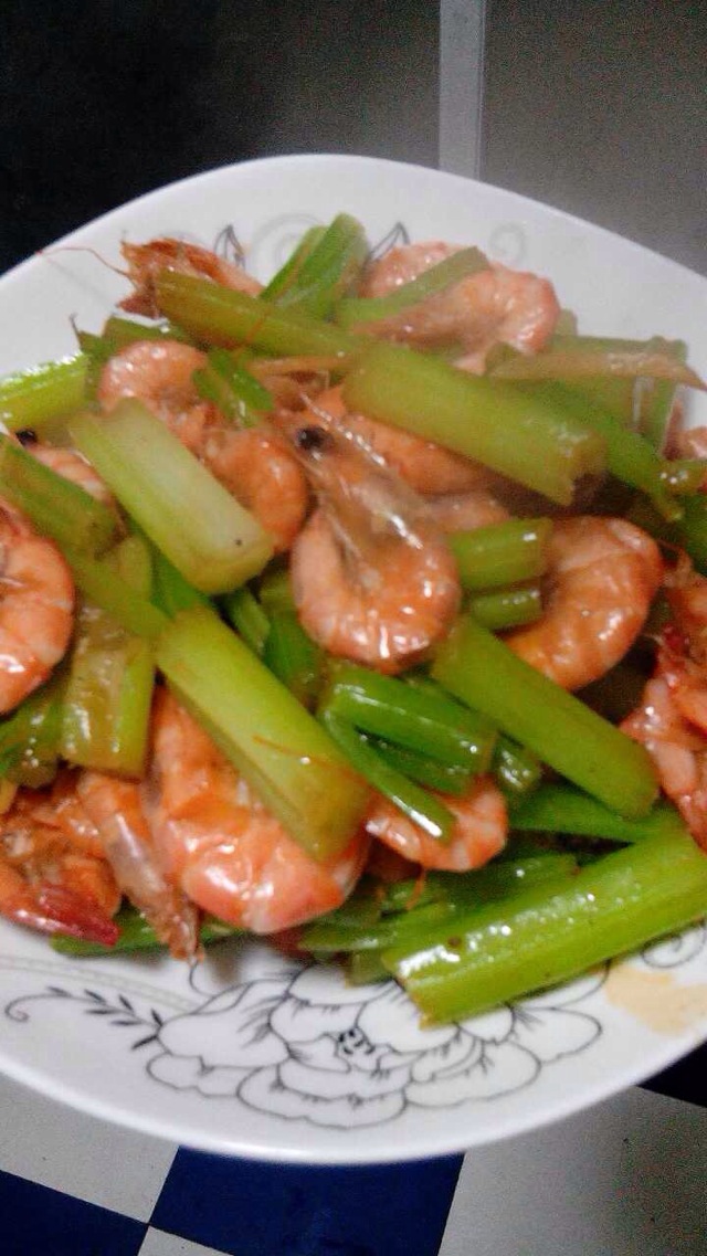 芹菜炒大虾的做法(芹菜炒大虾的做法大全)